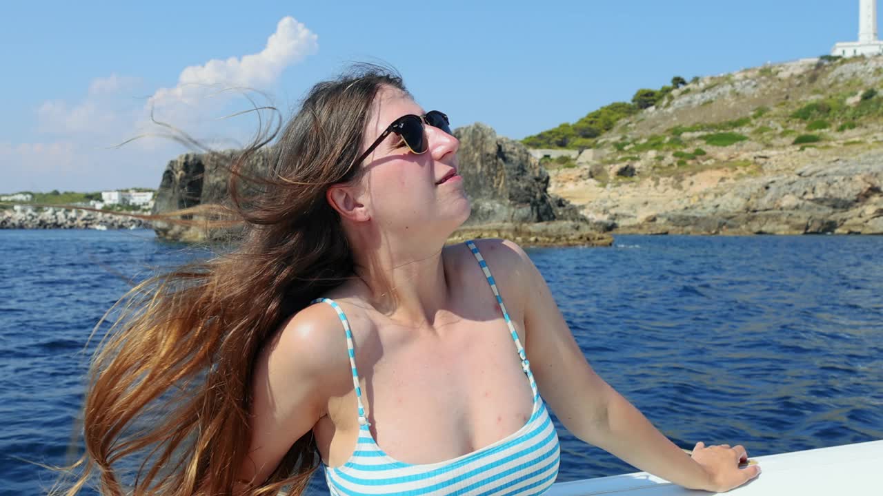 女子在游艇上放松，欣赏田园诗般的南海岸视频下载