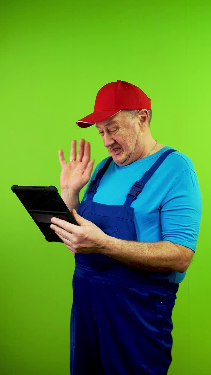 穿着工作服的修理工用数码平板电脑与客户交谈。视频下载
