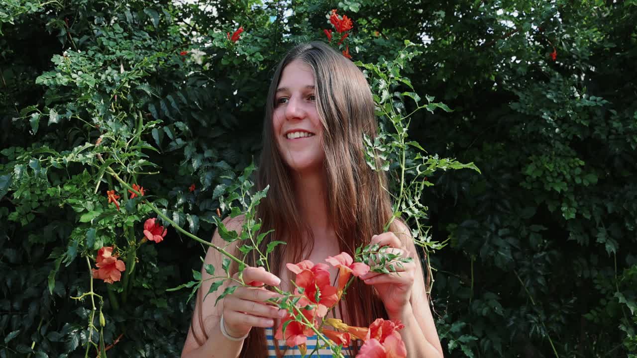 幸福的女人与热带开花植物的肖像视频下载
