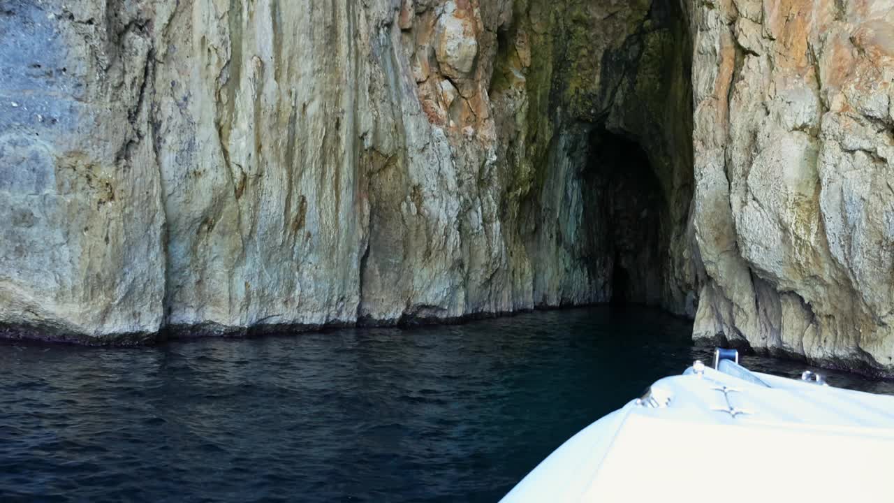 乘坐水晶蓝清澈的大海前往洞穴视频下载