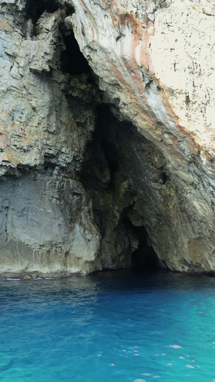 乘坐水晶蓝清澈的大海前往洞穴视频素材