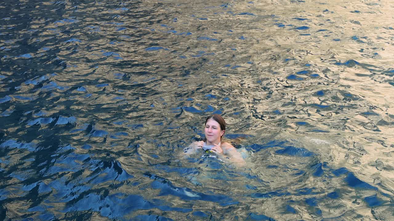 女子浮潜在水晶蓝色的水在洞穴视频下载