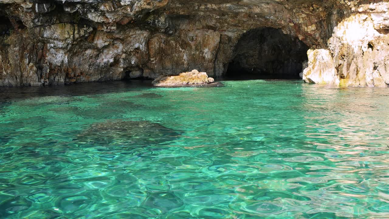 乘船前往意大利的水晶蓝清澈的海洞穴视频下载