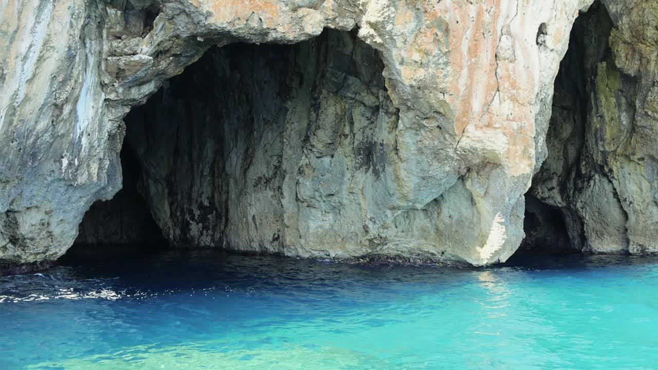乘船前往意大利的水晶蓝清澈的海洞穴视频素材