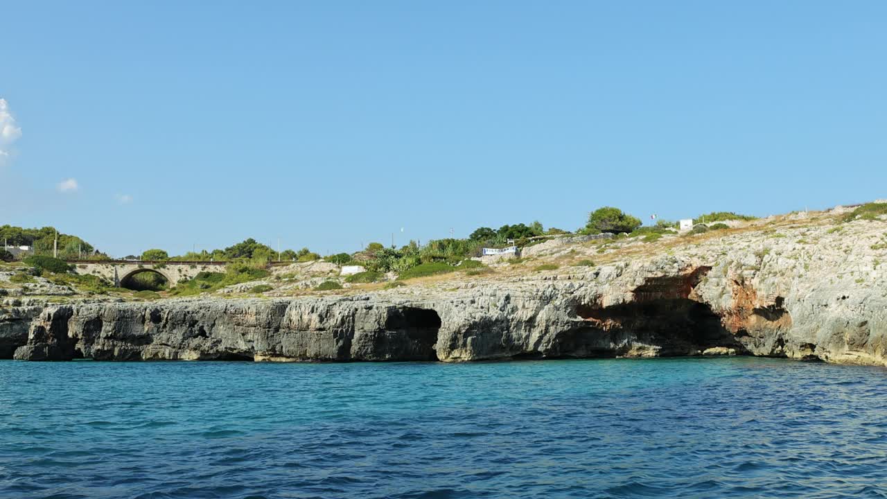 风景秀丽的岩石南海岸和普利亚洞穴视频下载