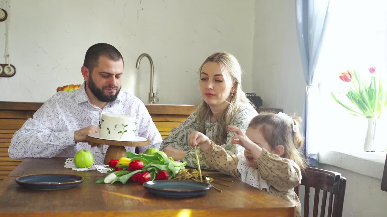 春天，一家人在家里庆祝生日视频素材