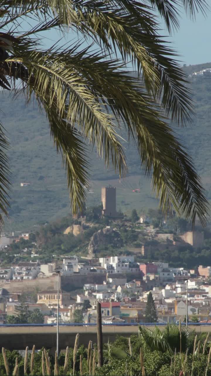 福塔莱萨城堡位于西班牙太阳海岸的贝拉斯马拉加，垂直4K视频下载