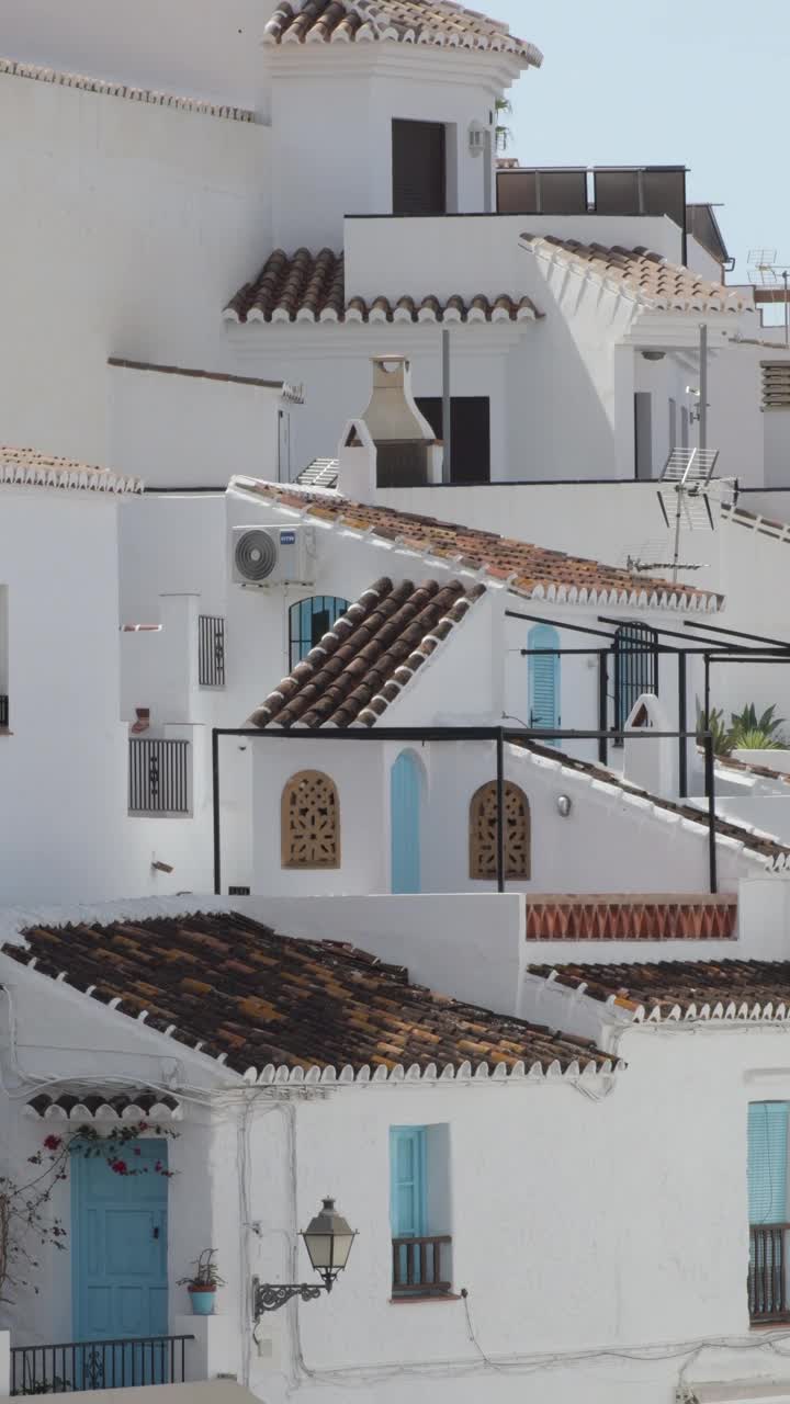 西班牙弗里吉利亚纳地中海村庄的白色房屋。4K垂直拍摄视频下载