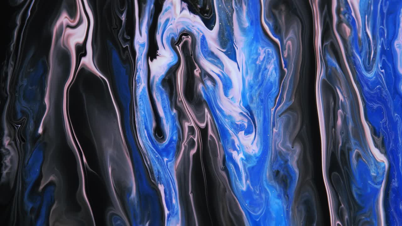 抽象艺术。在黑色的背景上，蓝色和白色的河流在流动。闪闪发光的移动背景。视频下载