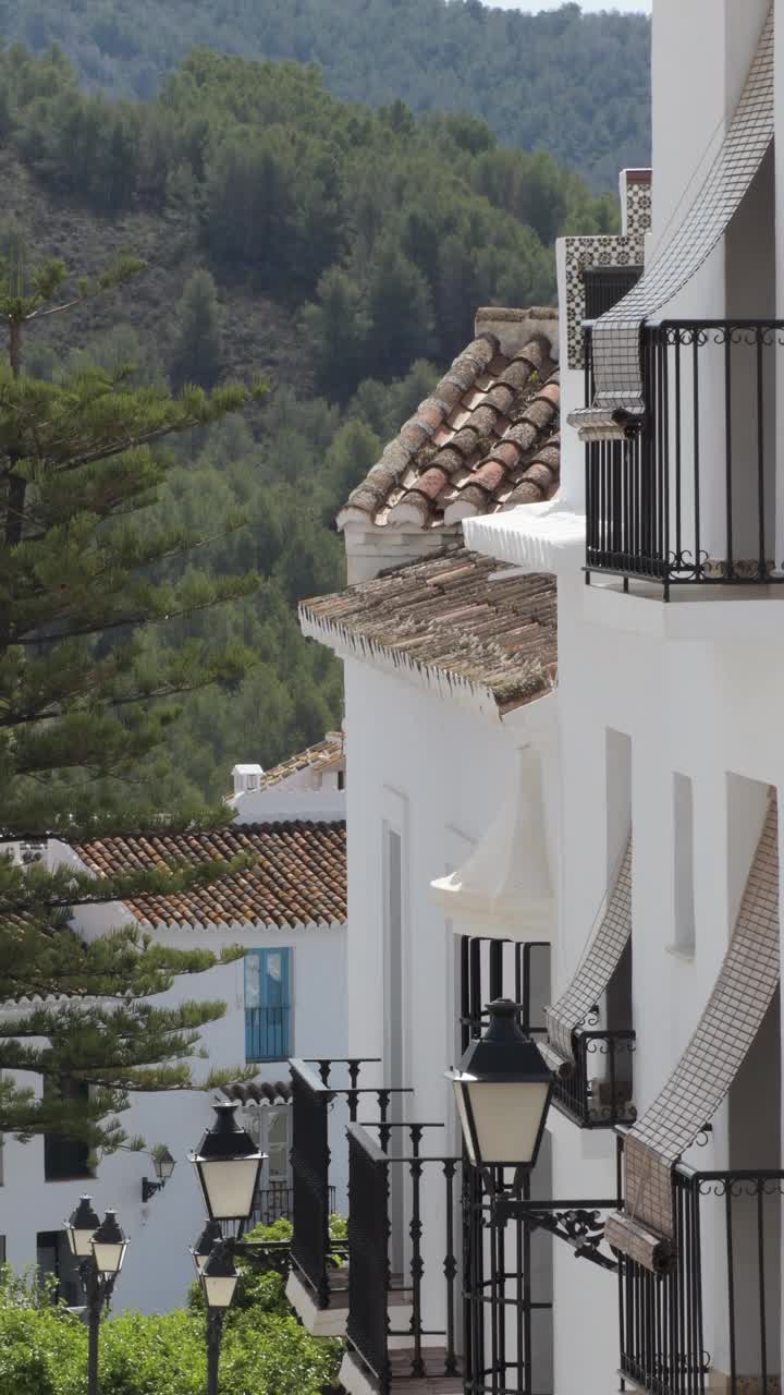安达卢西亚一个村庄的房屋和路灯。Frigiliana、西班牙视频下载