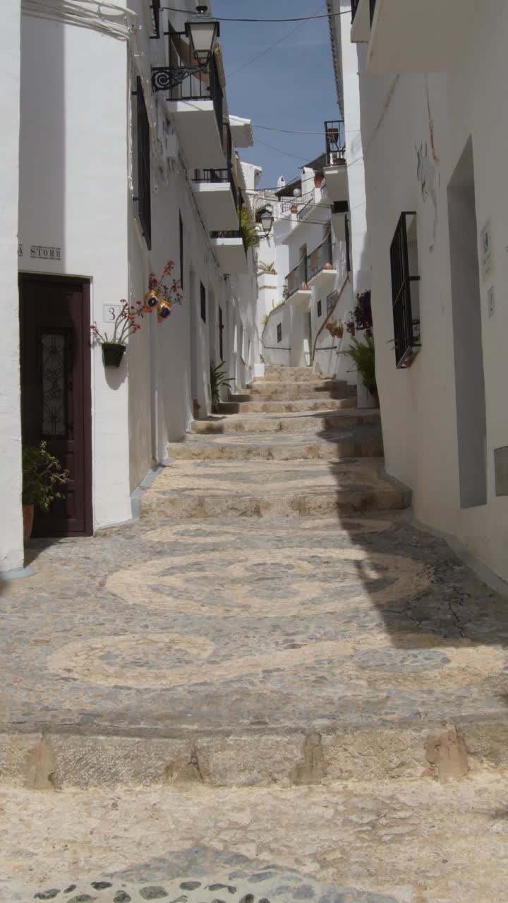 安达卢西亚一个村庄的陡坡。西班牙，弗里吉里亚纳，垂直4K视频下载