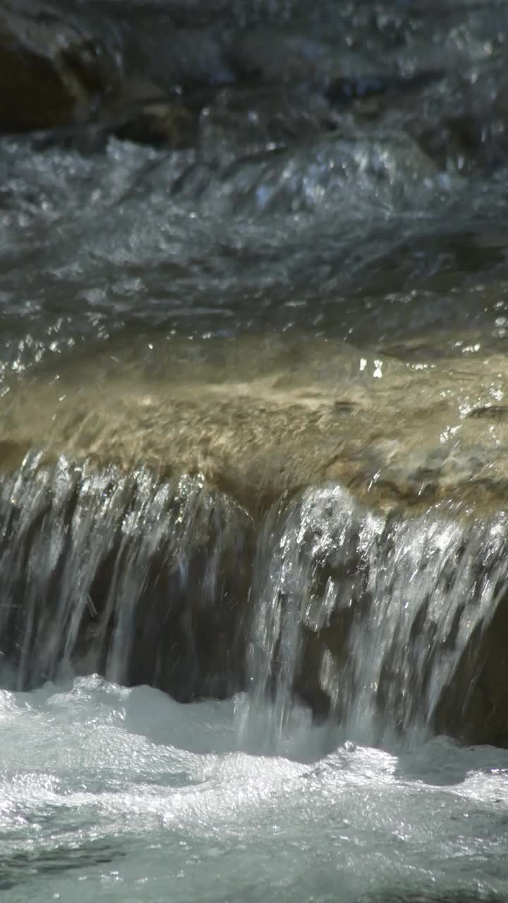 河山中的小瀑布。4 k垂直视频下载