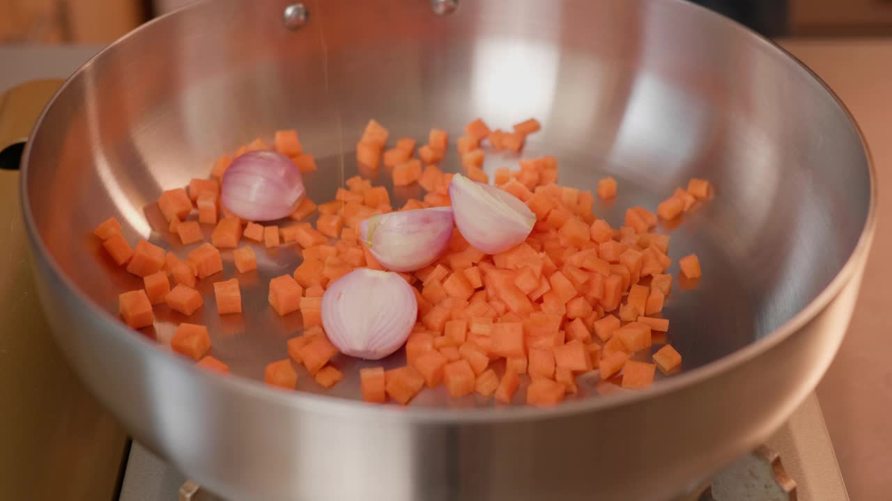 将橄榄油和蔬菜一起倒入煎锅中视频下载