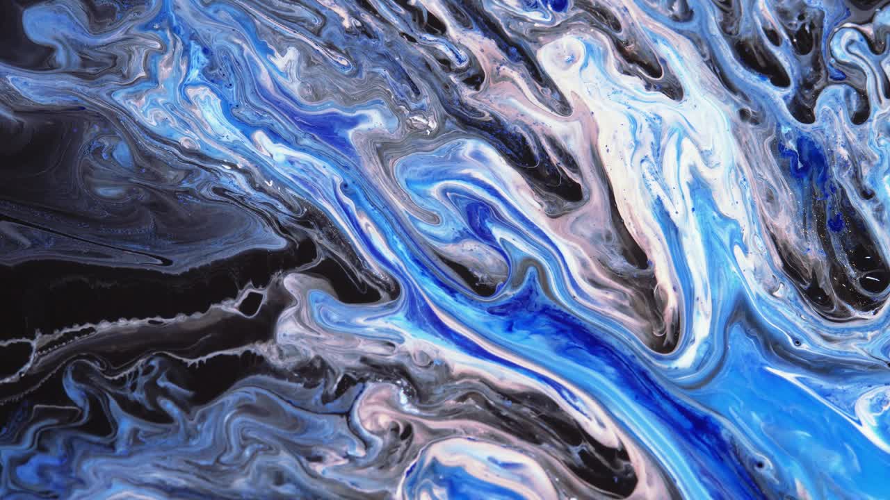抽象艺术。在黑色的背景上，蓝色和白色的河流在流动。闪闪发光的移动背景。视频下载