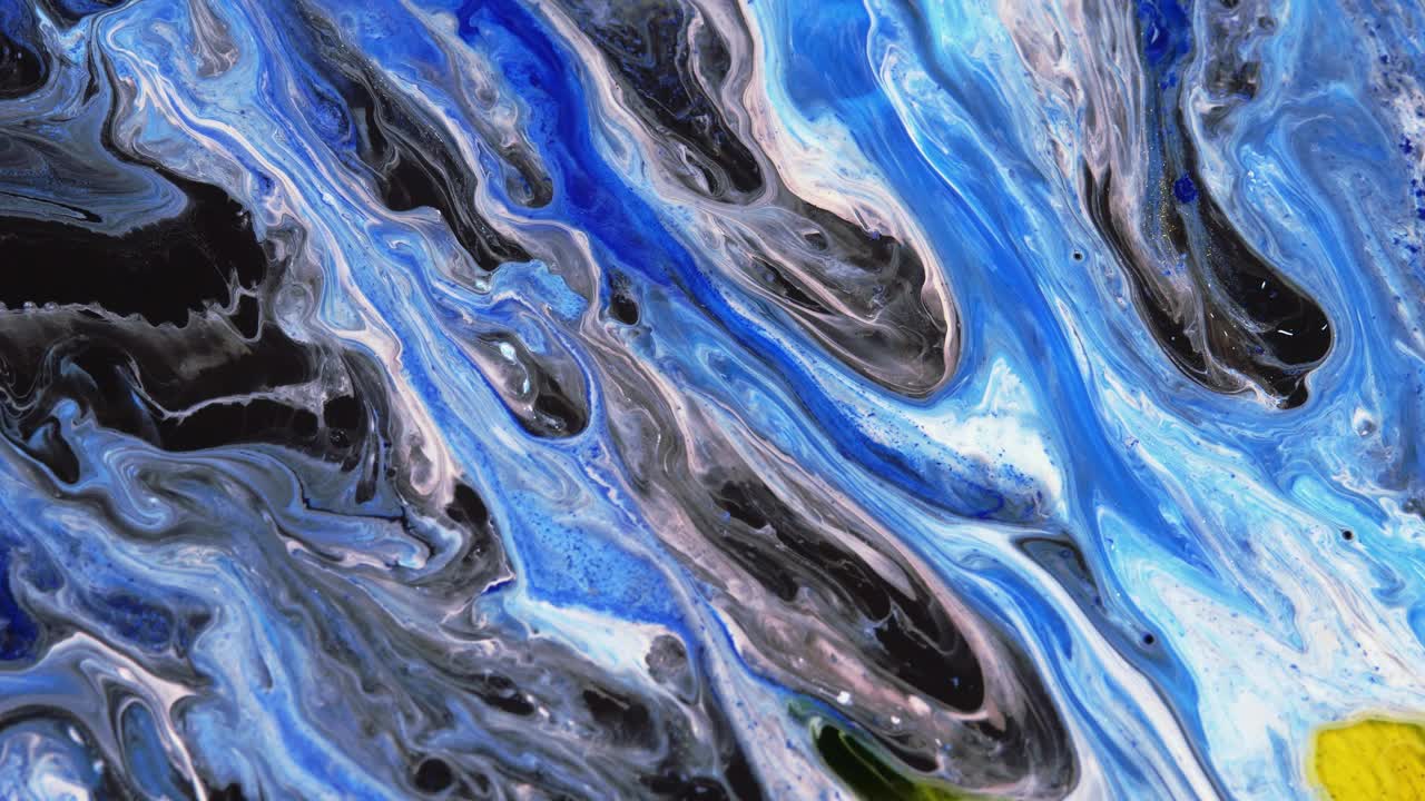 抽象艺术。一幅黑色背景上的蓝色、白色、黄色的流动河流的动人图画。闪闪发光的移动背景。视频下载
