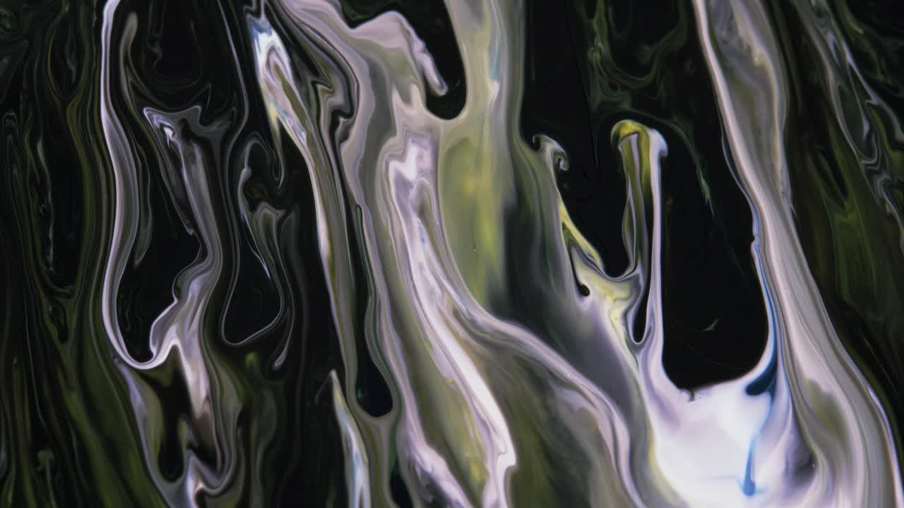 移动流的蓝色，绿色，白色油漆在一个深黑色的抽象背景，屏幕保护程序。液体的抽象。视频下载