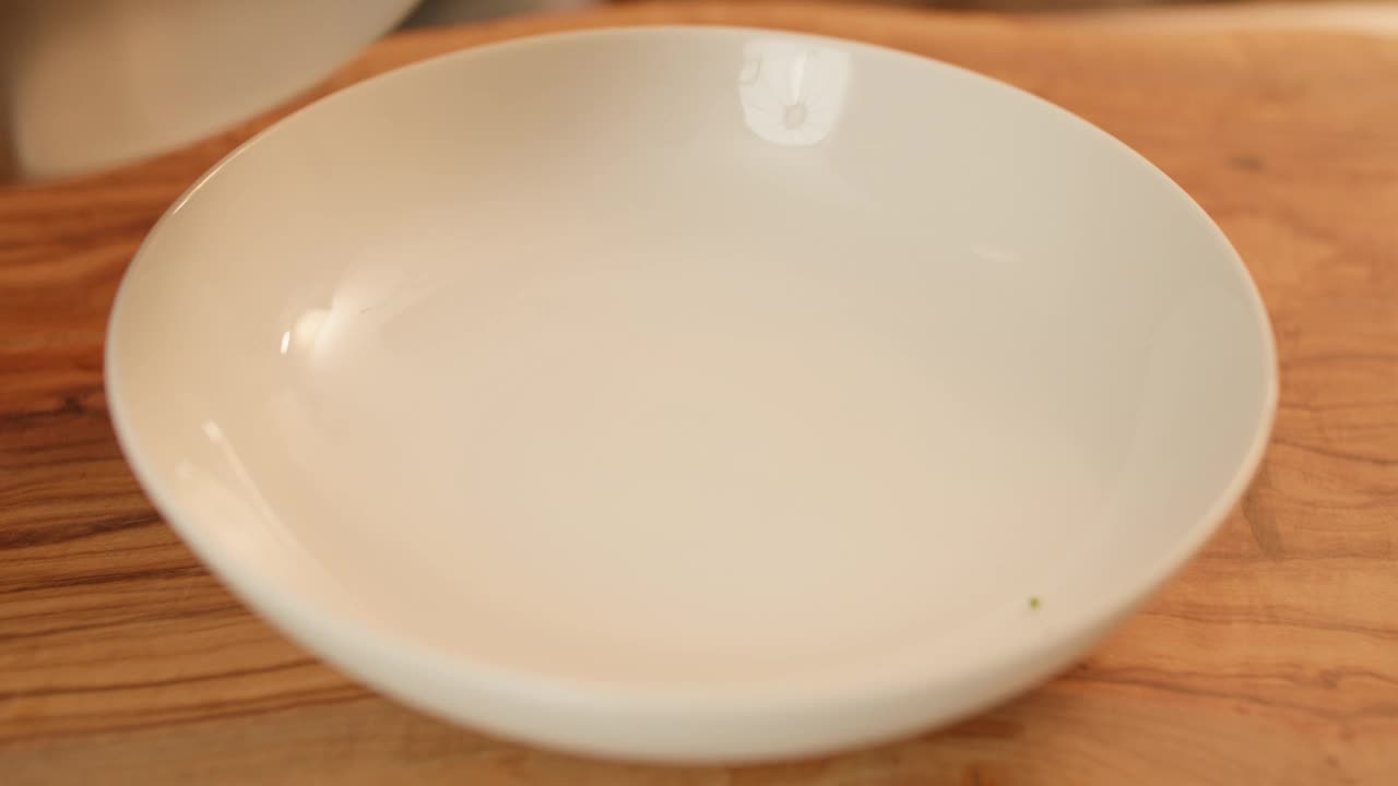 碗里盛着柠檬蒜虾意面视频下载