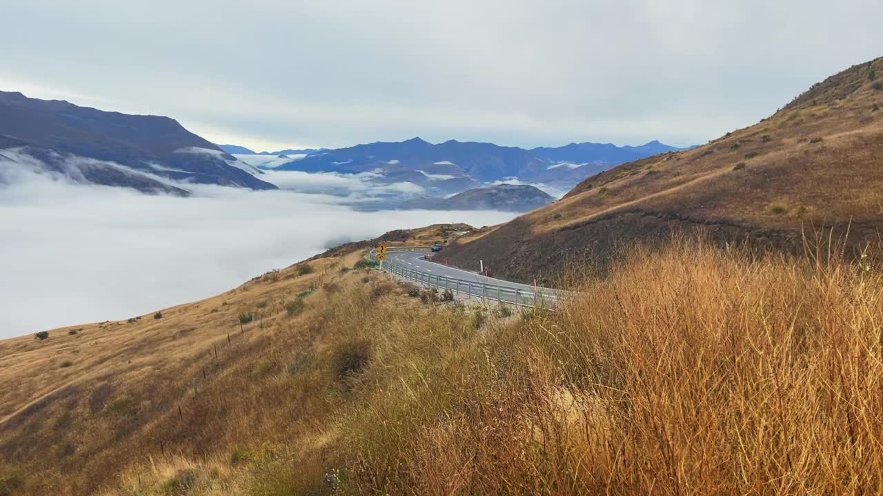 皇冠山脉阿尔卑斯山口峰顶下的皇后镇山谷低云的视频风景视频素材