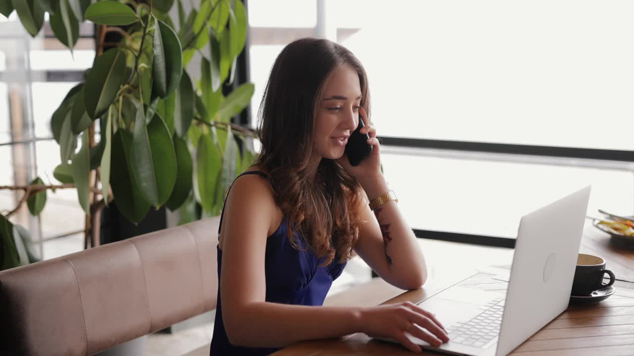 女自由职业者在咖啡馆用笔记本电脑打电话视频下载