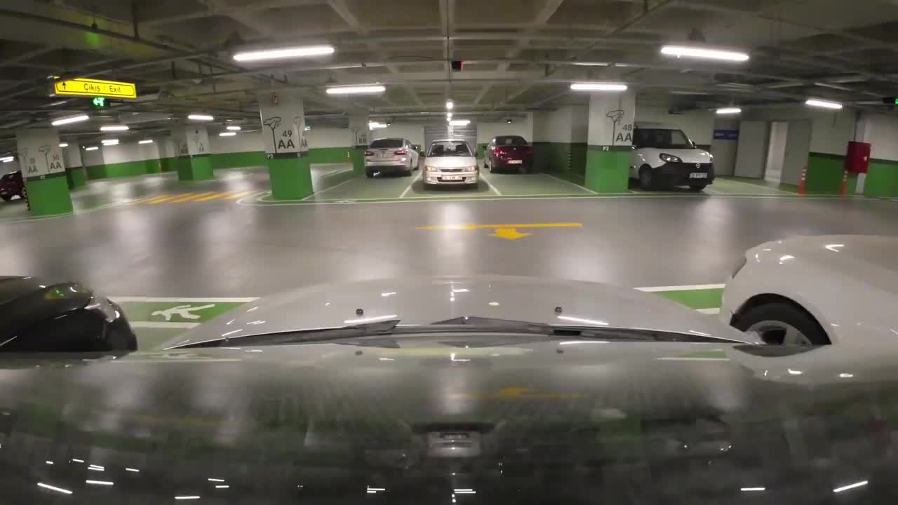 开车穿过地下停车场4k库存视频视频下载