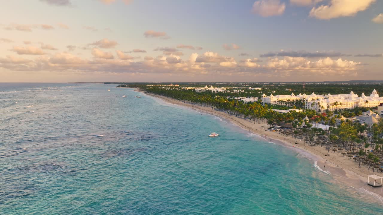 加勒比海热带海滩度假胜地巴瓦罗，蓬塔卡纳，多米尼加共和国航拍全景视频下载