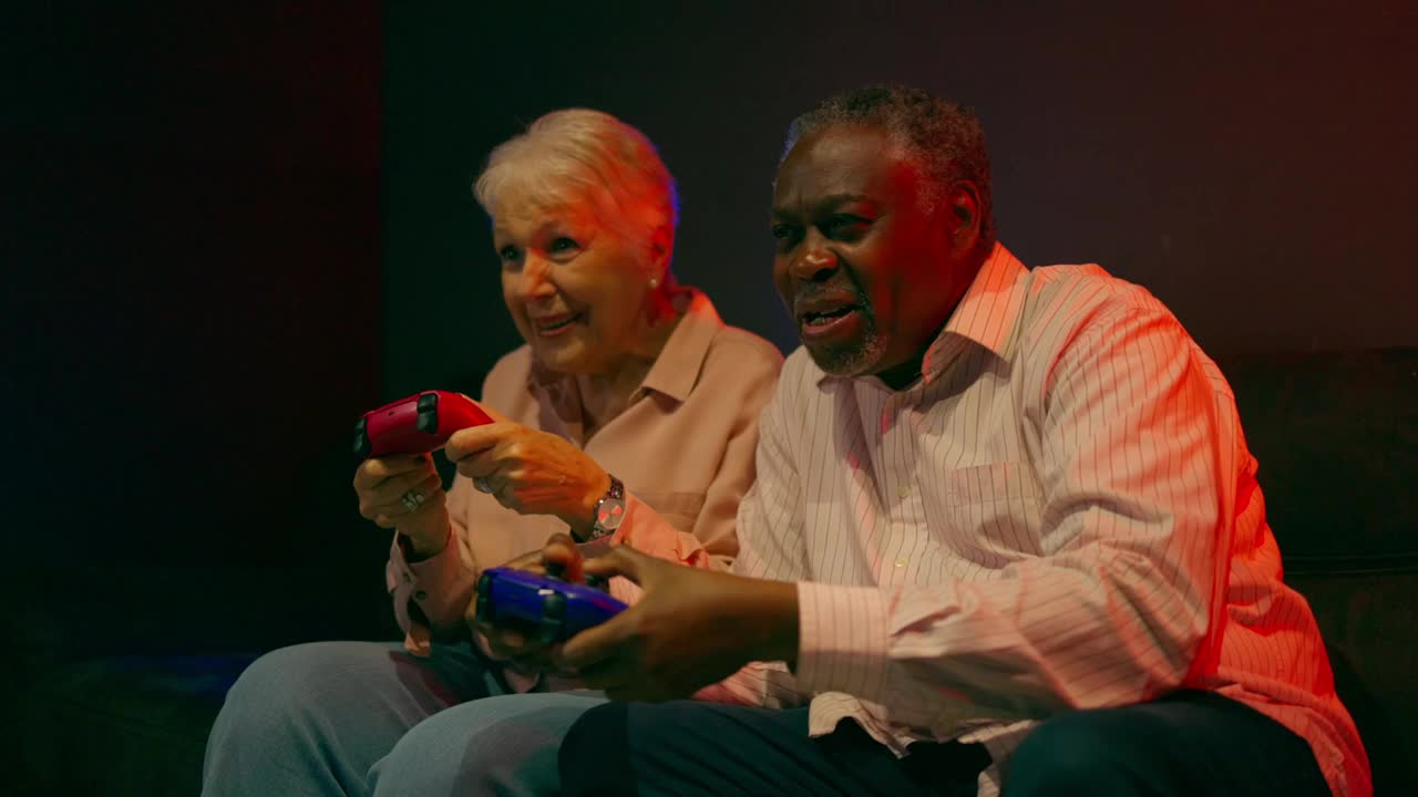 老夫妇在玩电脑游戏时使用手柄视频下载