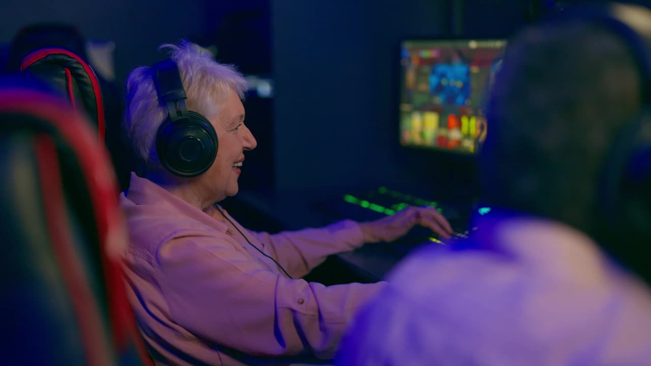 老年夫妇喜欢通过玩电子游戏和娱乐来放松视频下载
