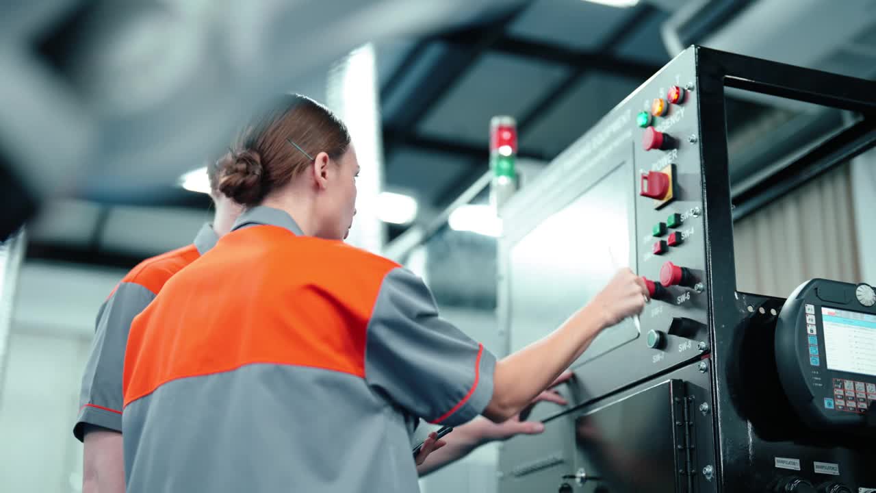 重点技术人员调整自动化控制面板在工业制造设置视频下载