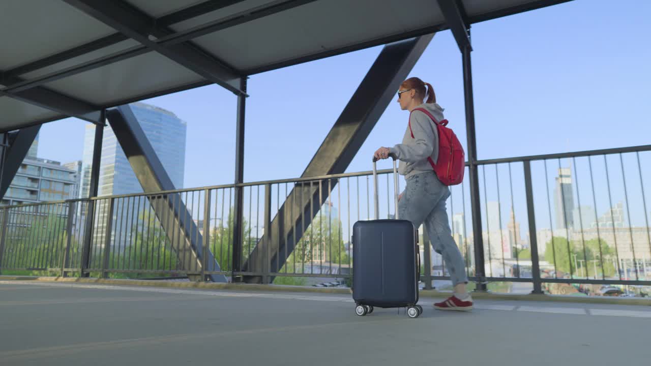 带着旅行箱准备旅行的女人视频下载