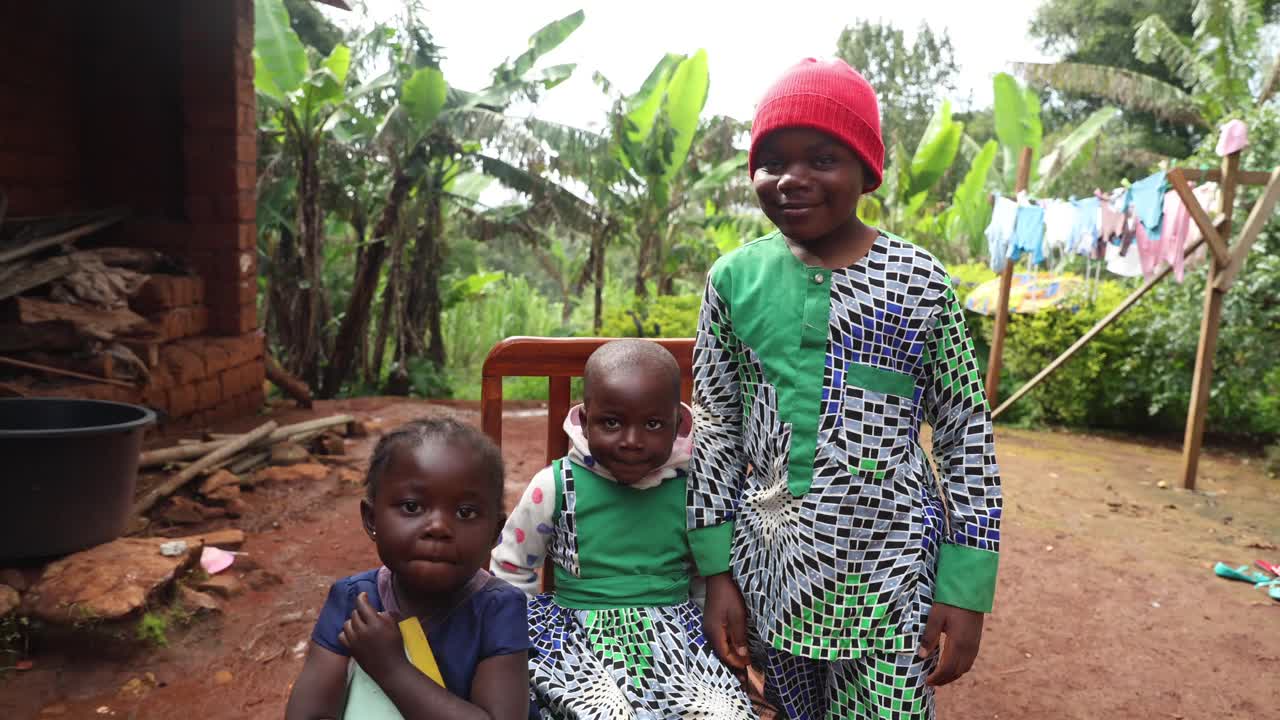 三个非洲兄弟姐妹穿着五颜六色的衣服站在一起，亲情绵绵视频下载