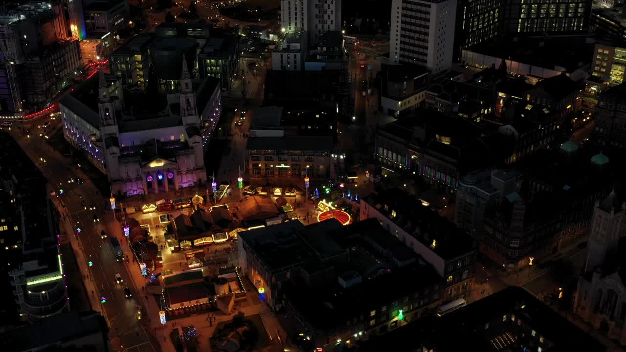 利兹市中心的夜间航拍画面，无人机在夜间拍摄，圣诞市场和利兹市政厅都为圣诞节亮起了灯。视频下载