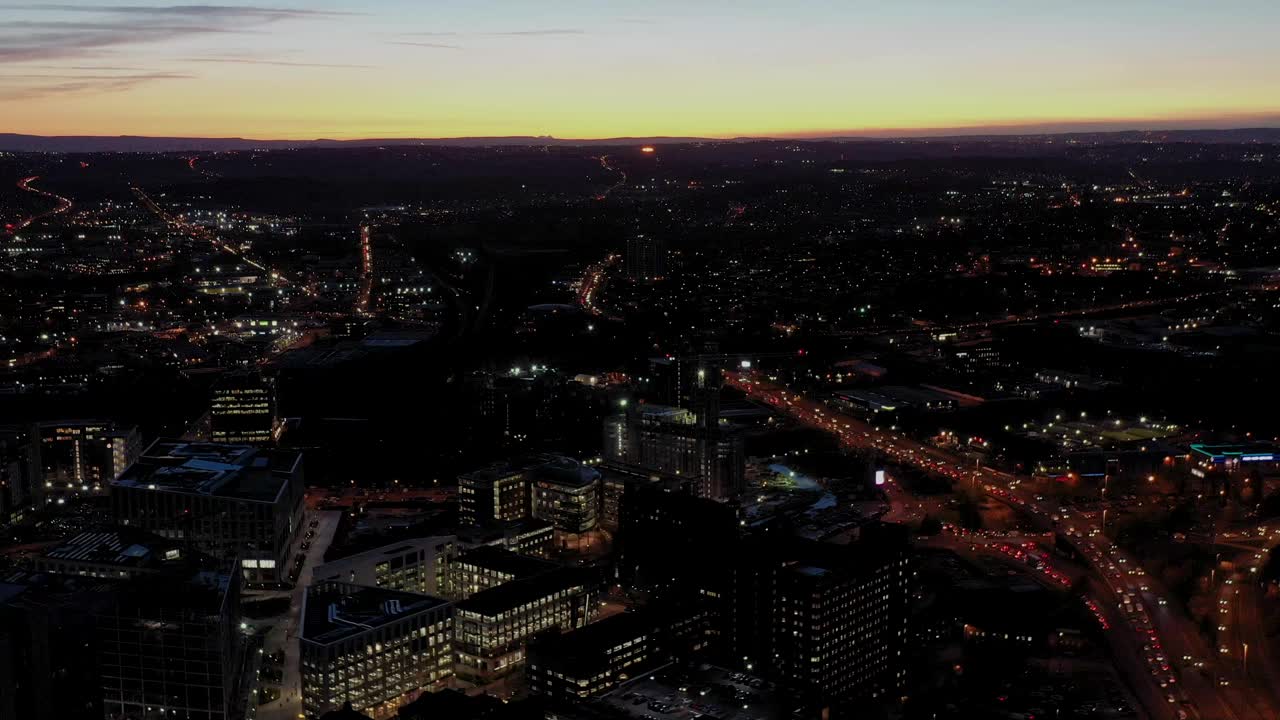 英国西约克郡利兹镇中心美丽的日落航拍画面，展示了英国镇中心的酒店、公寓和企业视频下载