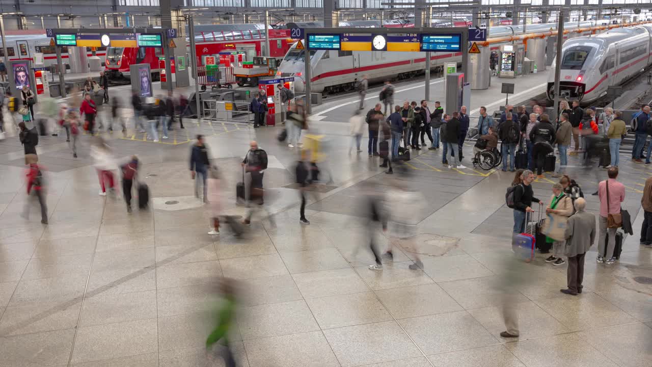 白天时间慕尼黑城市火车火车站拥挤大厅站台屋顶全景4k延时拍摄德国视频下载
