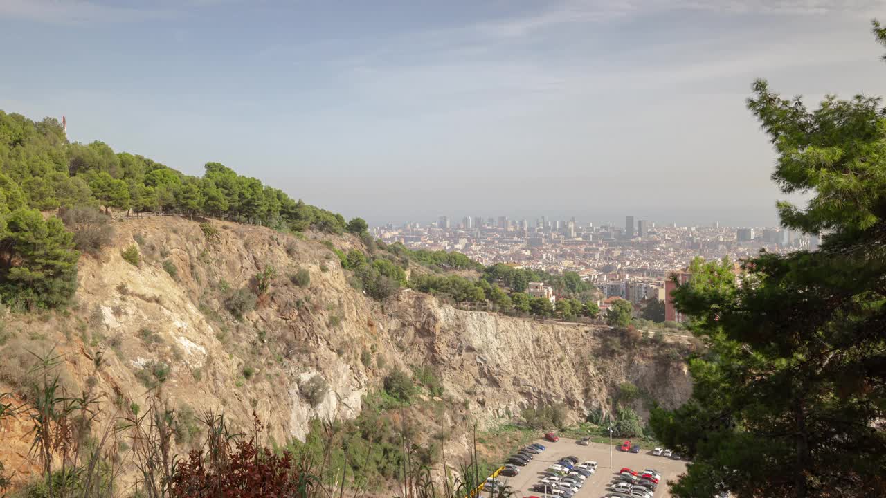 夏天阳光明媚的一天巴塞罗那城市景观山公园山顶停车场全景4k延时西班牙视频下载