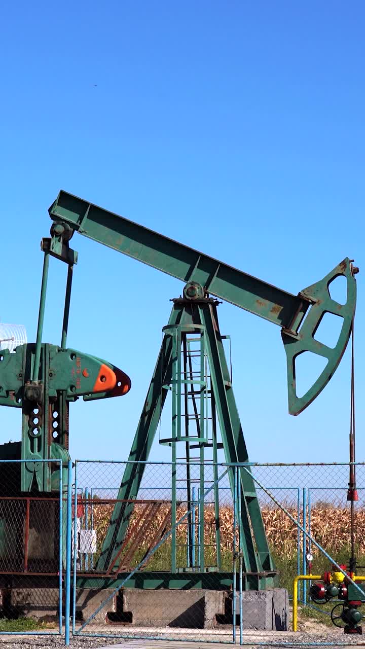 石油工业从油井中提取原油的抽油机视频下载