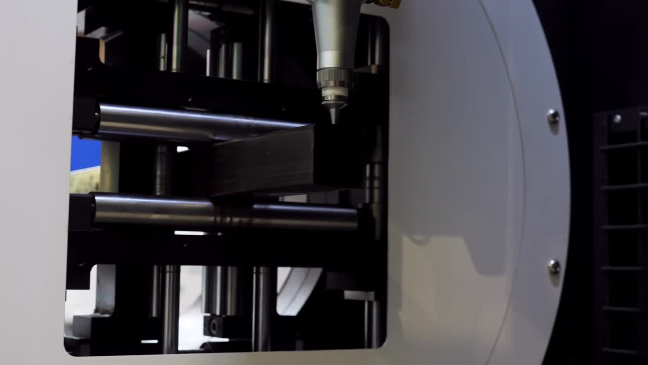 现代激光数控机械切割金属线的自动化工业工厂视频下载