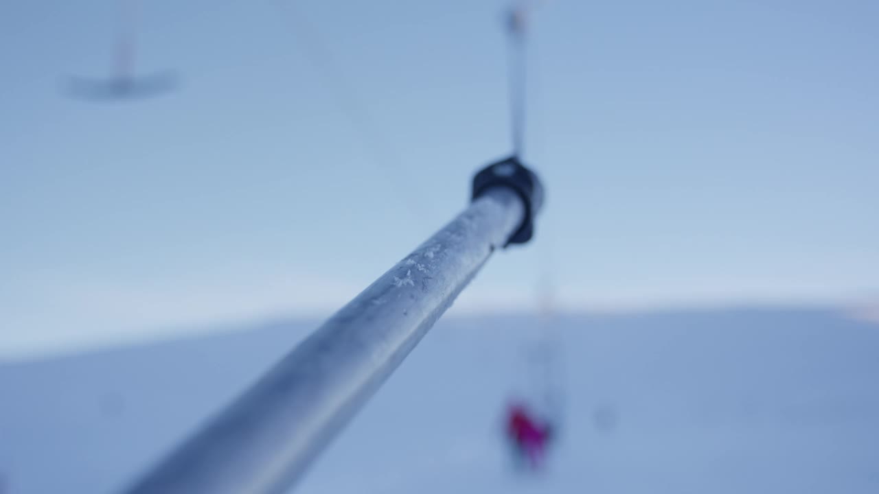 滑雪缆车管道连接在钢索上的特写视频下载