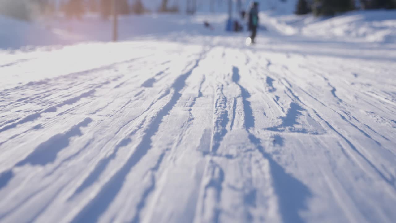 POV白天单板滑雪下坡探险视频下载