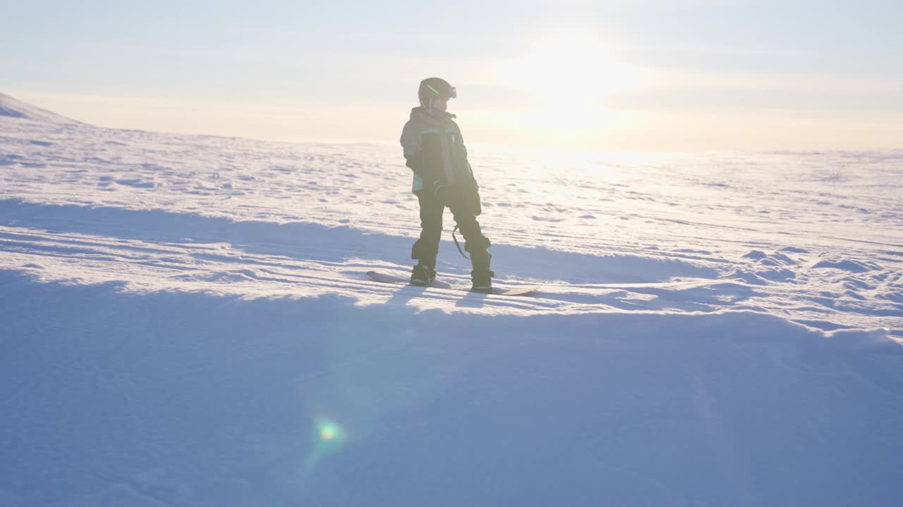 男孩在阳光下的滑雪冒险视频下载