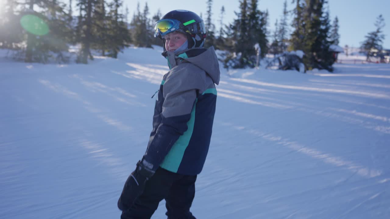 小男孩的单板滑雪冒险视频下载