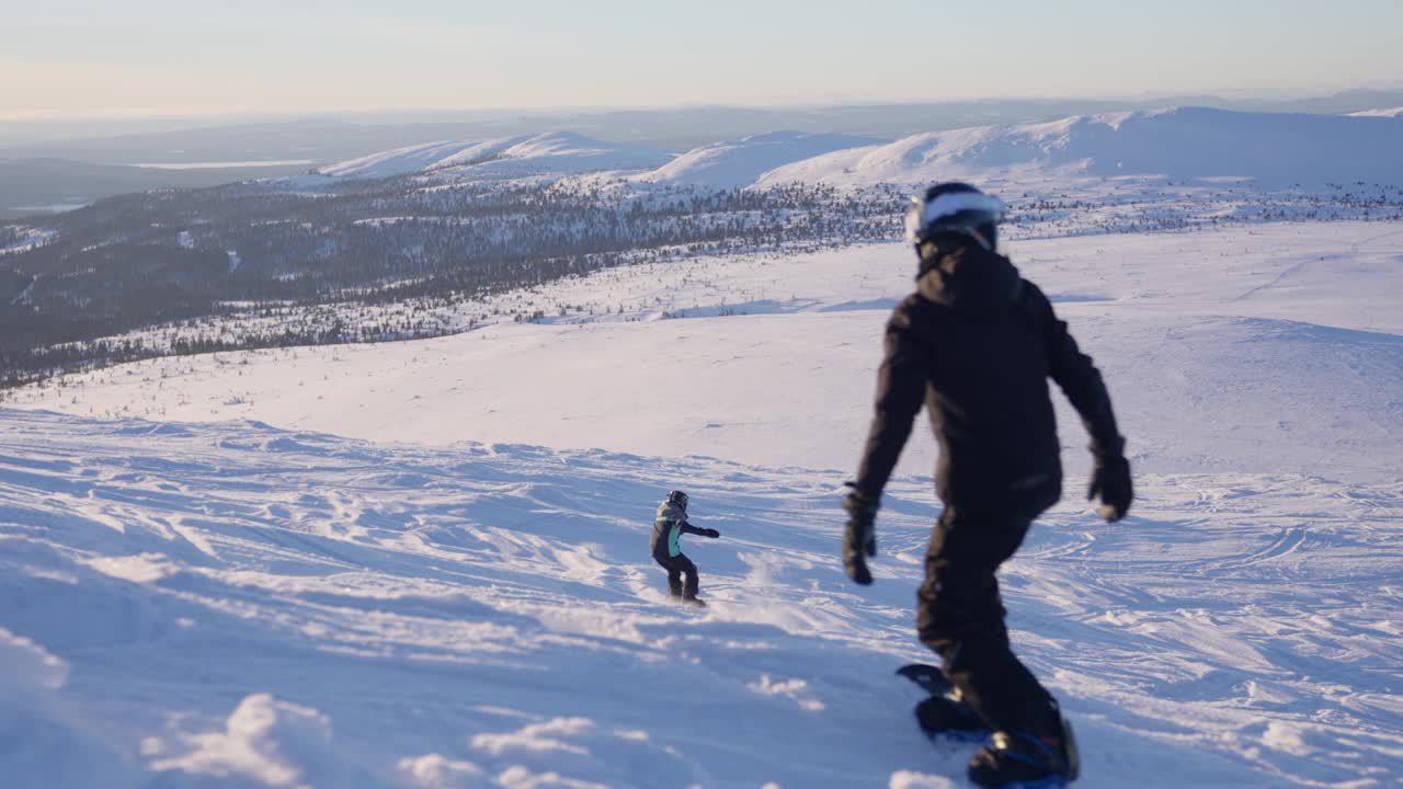 在风景优美的地方滑雪视频下载