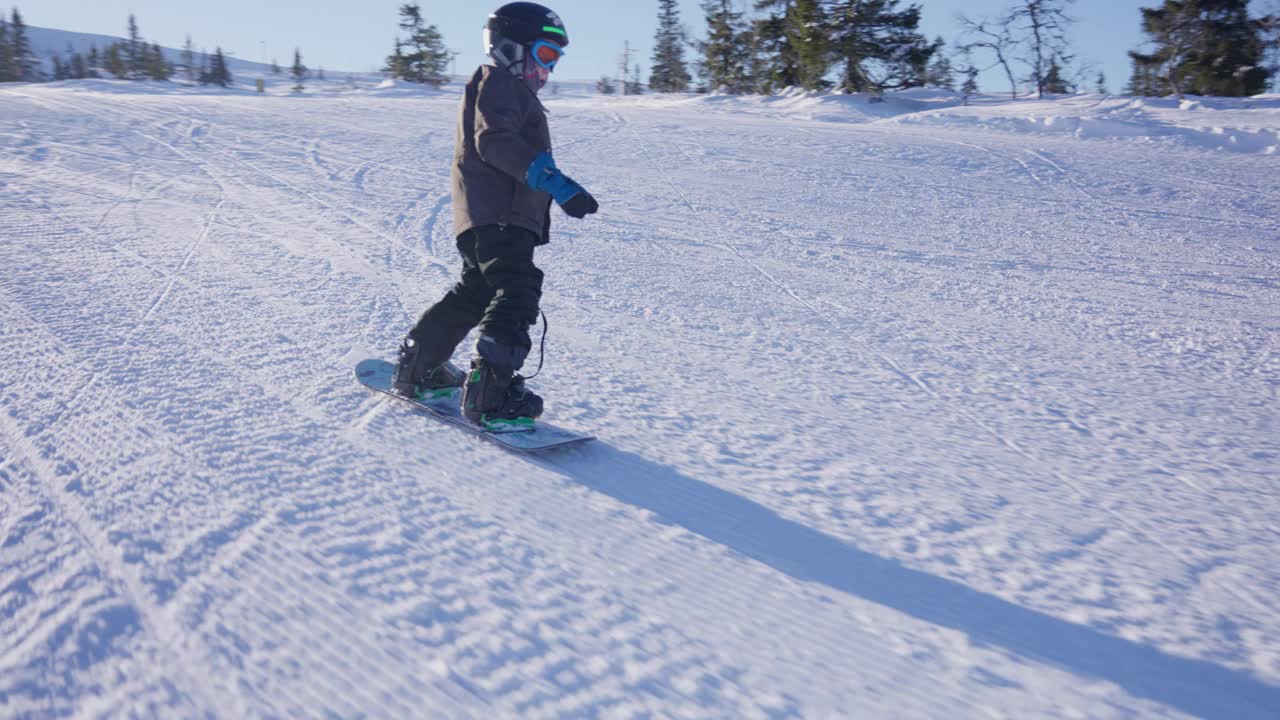 孩子在滑雪板上无畏的下降视频下载