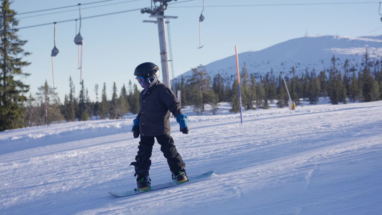 一个男孩的滑雪下坡之旅视频下载