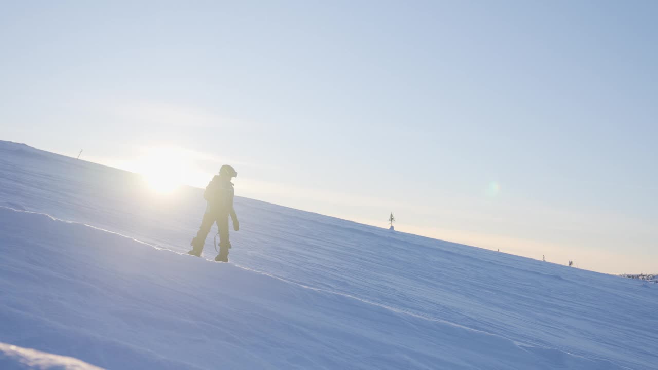 一个男孩的单人单板滑雪体验视频下载