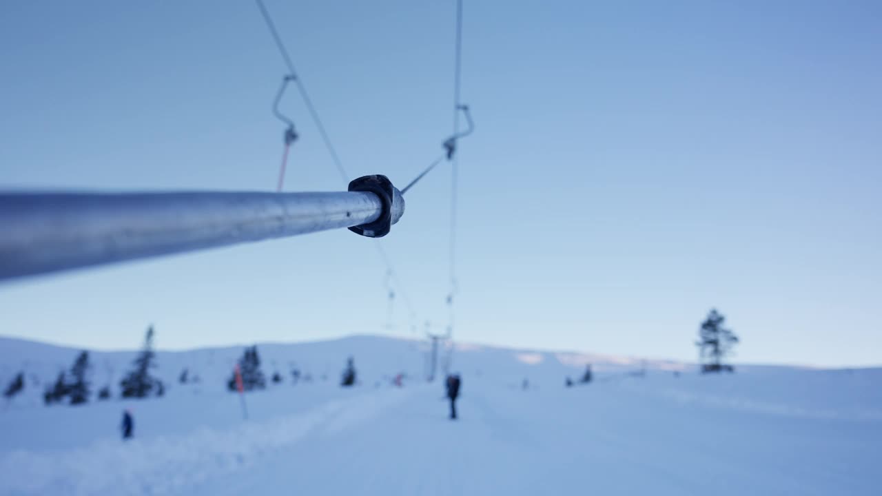 滑雪缆车管道和电缆系统特写视频下载