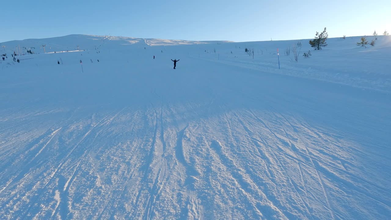 一个小女孩对着镜头滑雪视频下载