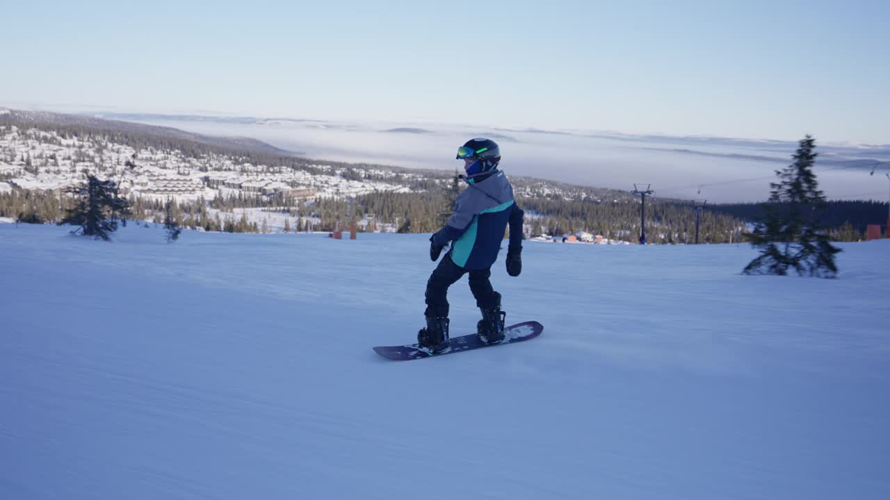 一个男孩在雪景中滑雪视频下载