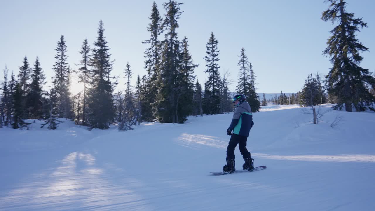一个男孩在雪坡上滑雪视频下载