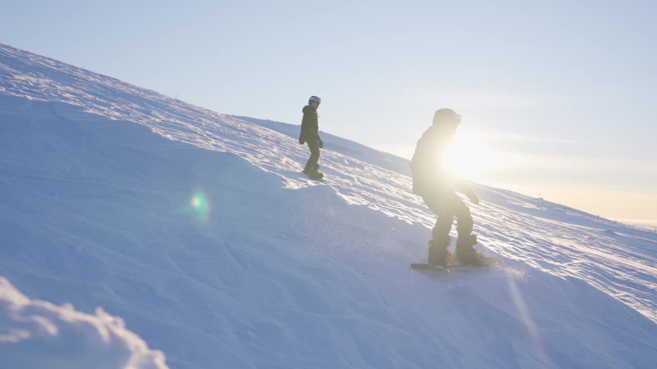孩子们令人兴奋的下坡滑雪冒险视频下载