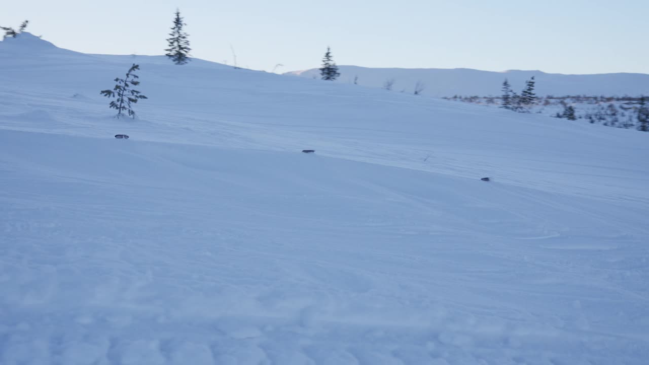 年轻单板滑雪运动员勇敢的下坡之旅视频下载